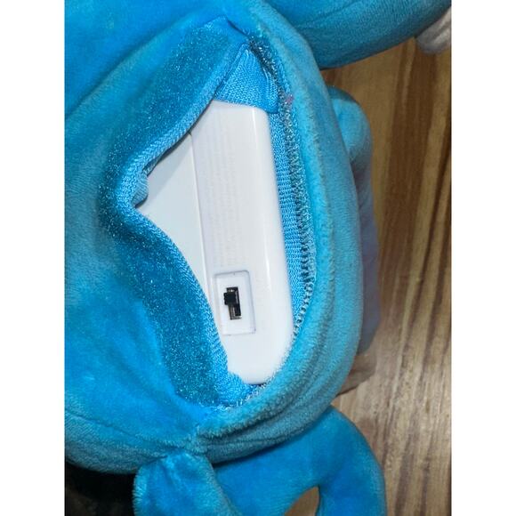 WowWee Fingerlings Hugs Boris The Blue Monkey Plush Soft Toy - Picture 6 of 6